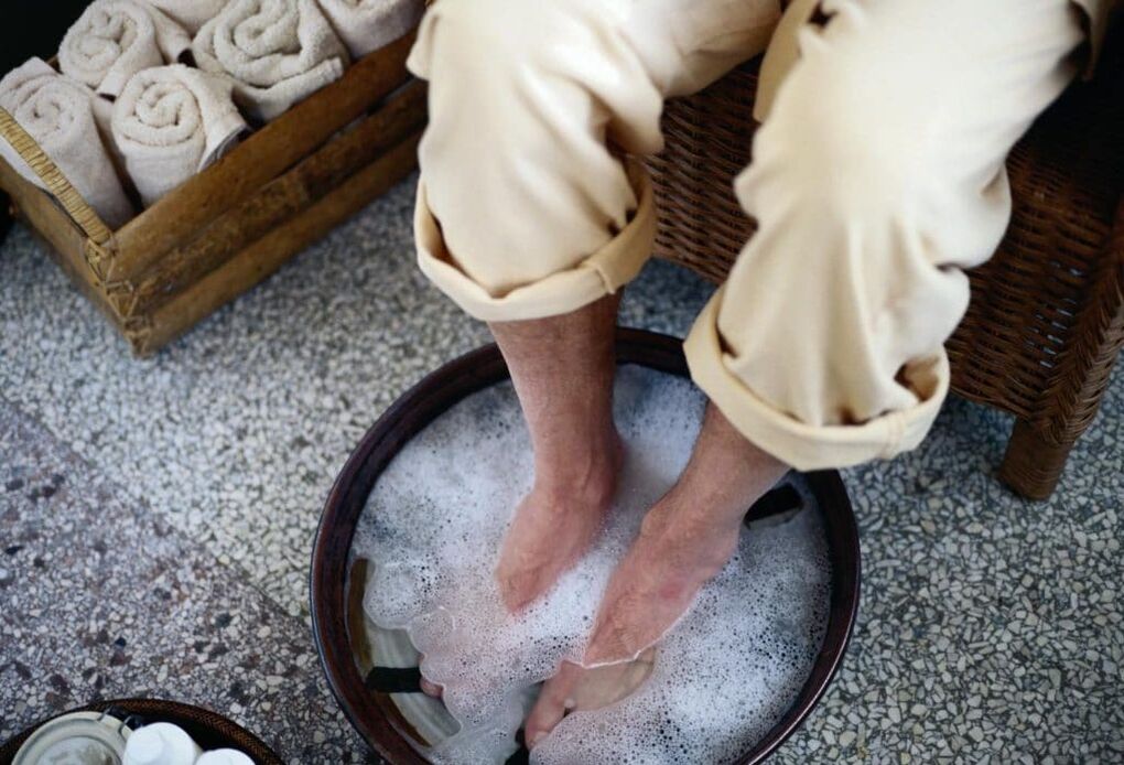 Apple cider vinegar baths against toenail fungus